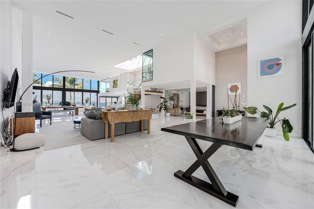 Под контрактом: $12,900,000 (5 спален, 6 ванн, 6408 Квадратных фут)