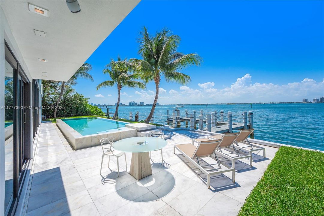 Под контрактом: $12,900,000 (5 спален, 6 ванн, 6408 Квадратных фут)