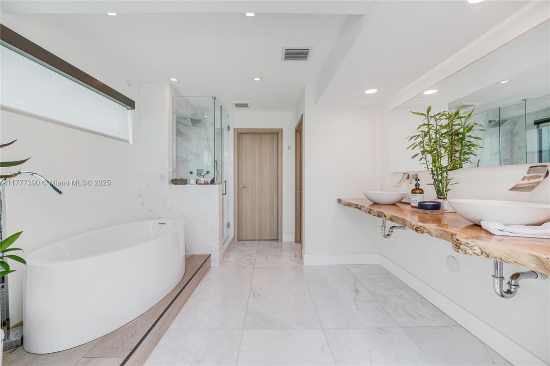 Под контрактом: $12,900,000 (5 спален, 6 ванн, 6408 Квадратных фут)