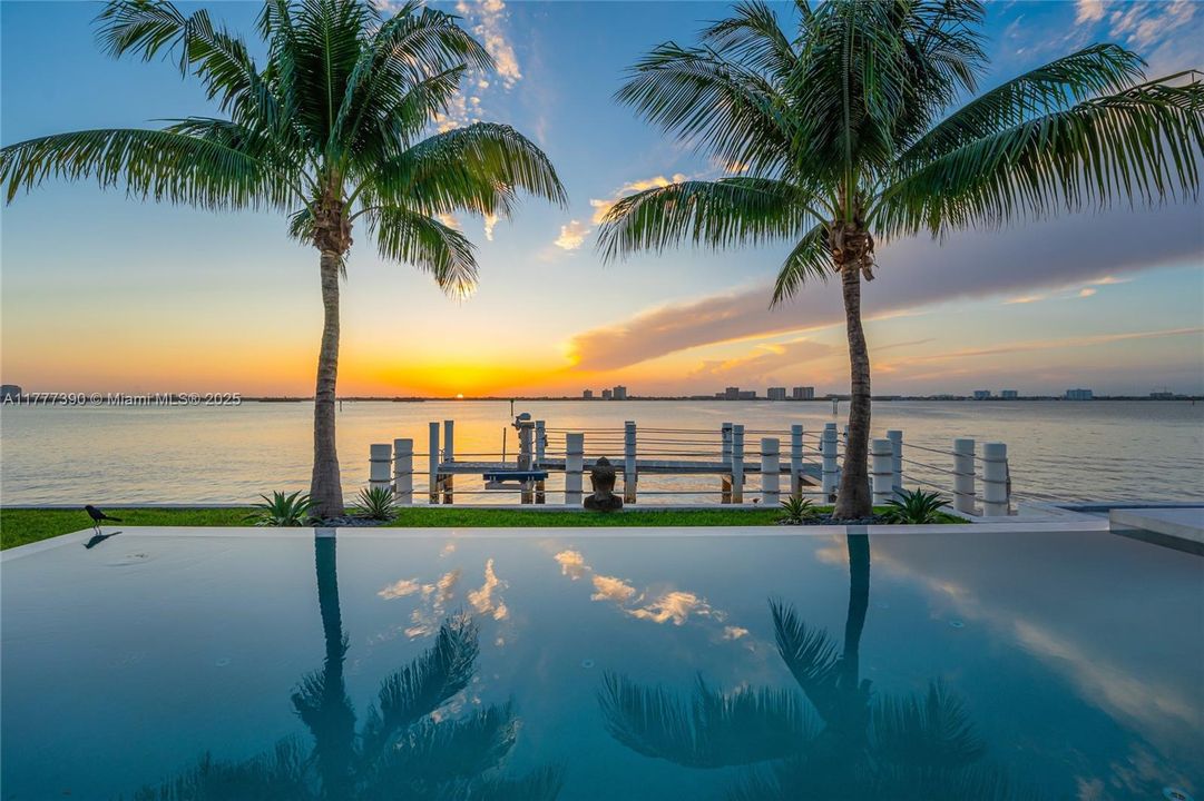 Под контрактом: $12,900,000 (5 спален, 6 ванн, 6408 Квадратных фут)