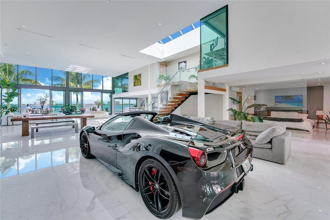 Под контрактом: $12,900,000 (5 спален, 6 ванн, 6408 Квадратных фут)