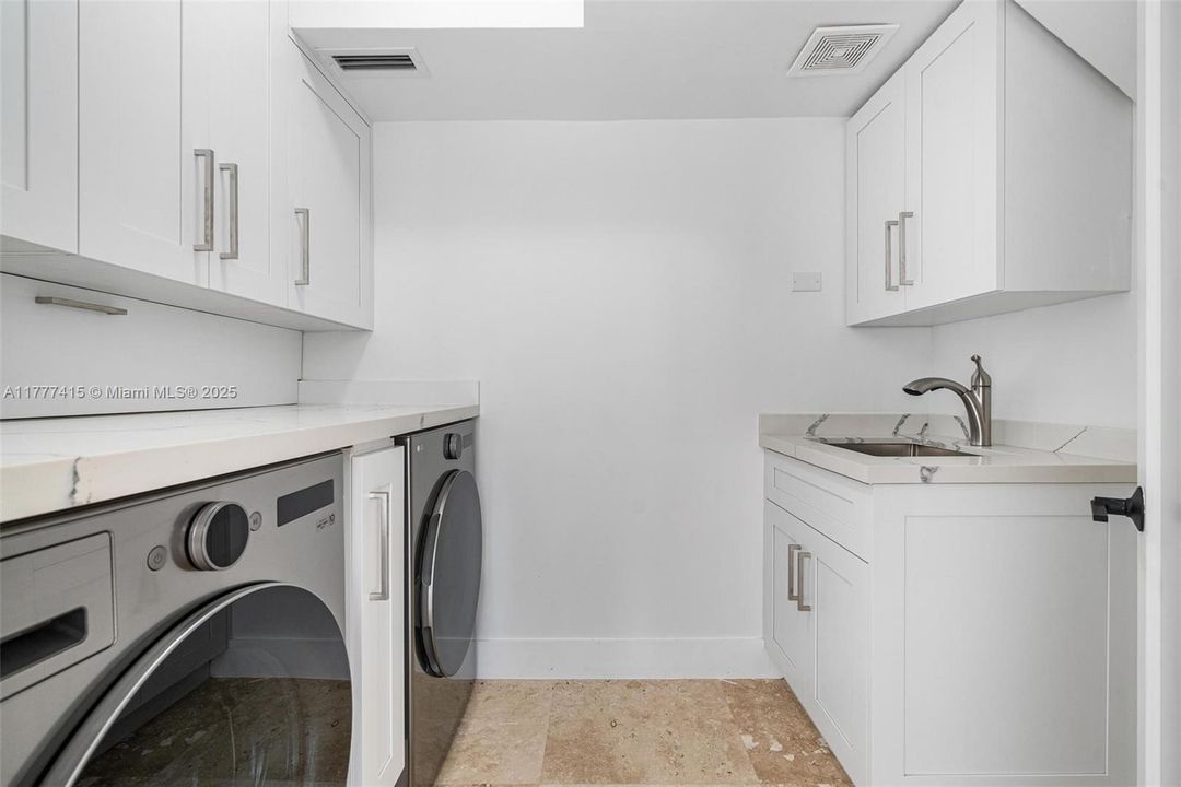 最近售出: $1,849,999 (3 贝兹, 3 浴室, 3542 平方英尺)