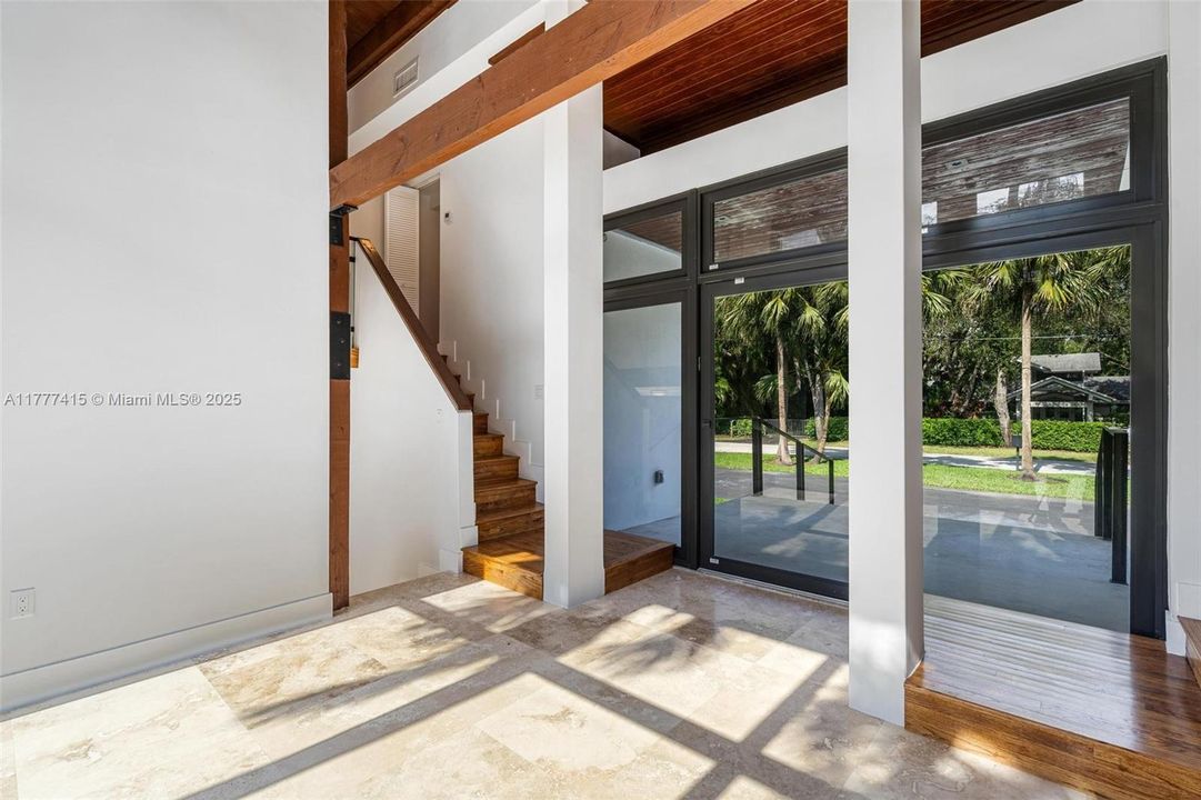 最近售出: $1,849,999 (3 贝兹, 3 浴室, 3542 平方英尺)