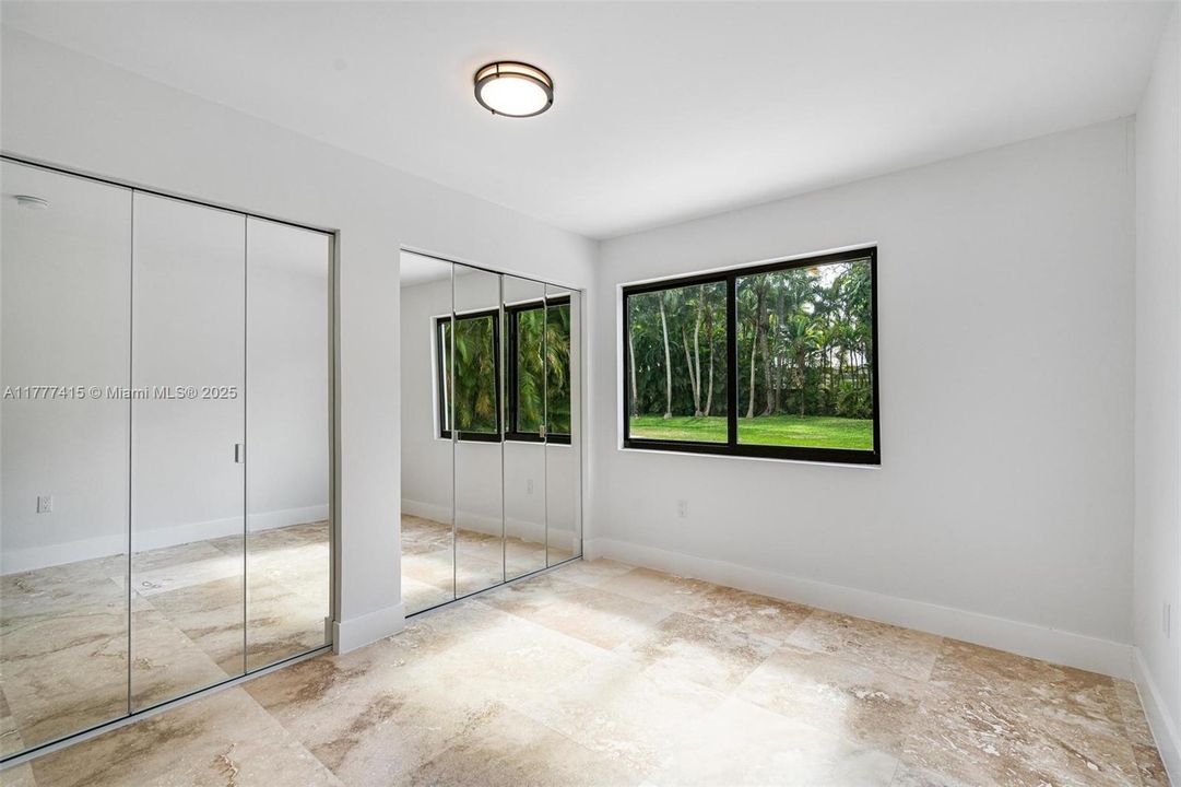 最近售出: $1,849,999 (3 贝兹, 3 浴室, 3542 平方英尺)