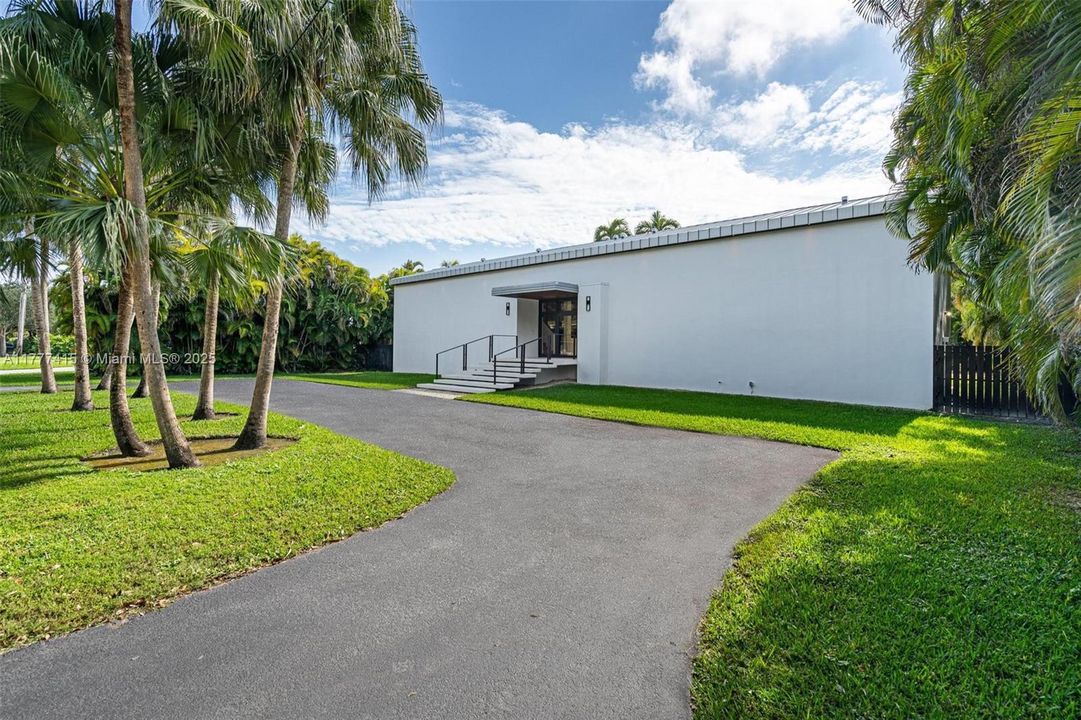 最近售出: $1,849,999 (3 贝兹, 3 浴室, 3542 平方英尺)