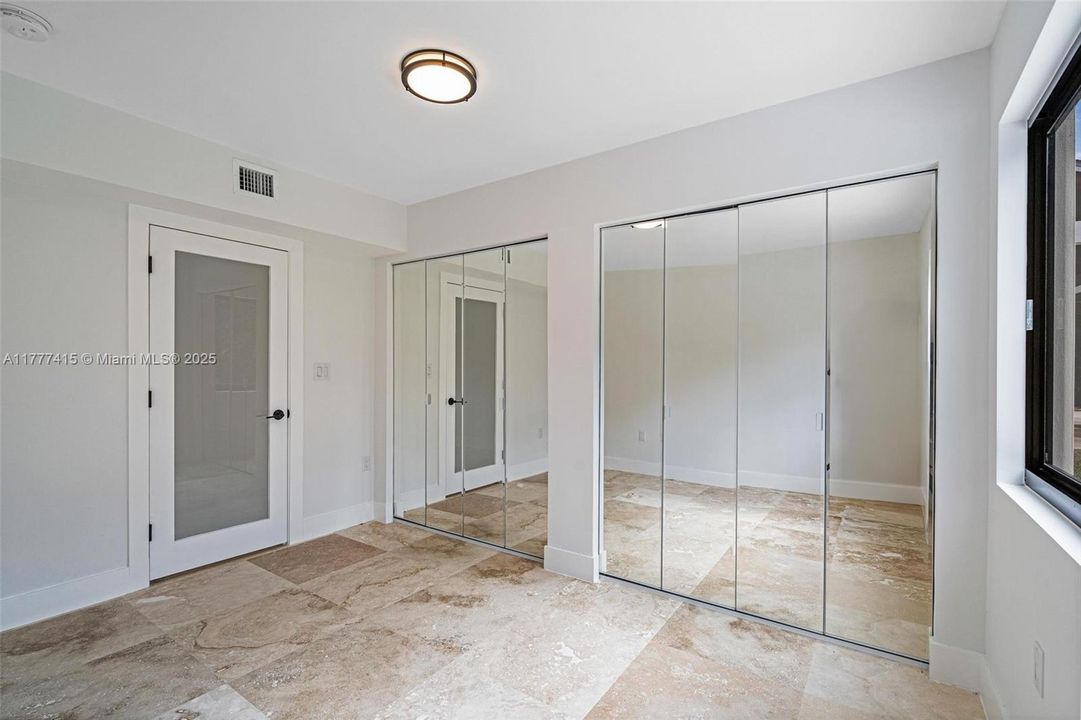 最近售出: $1,849,999 (3 贝兹, 3 浴室, 3542 平方英尺)