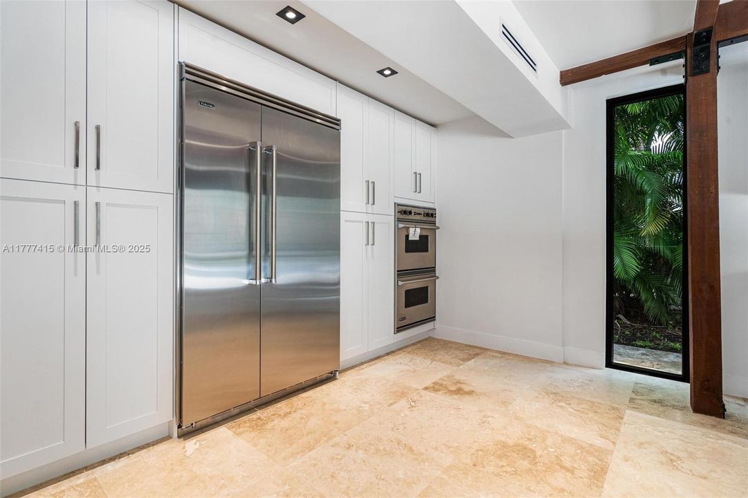 最近售出: $1,849,999 (3 贝兹, 3 浴室, 3542 平方英尺)