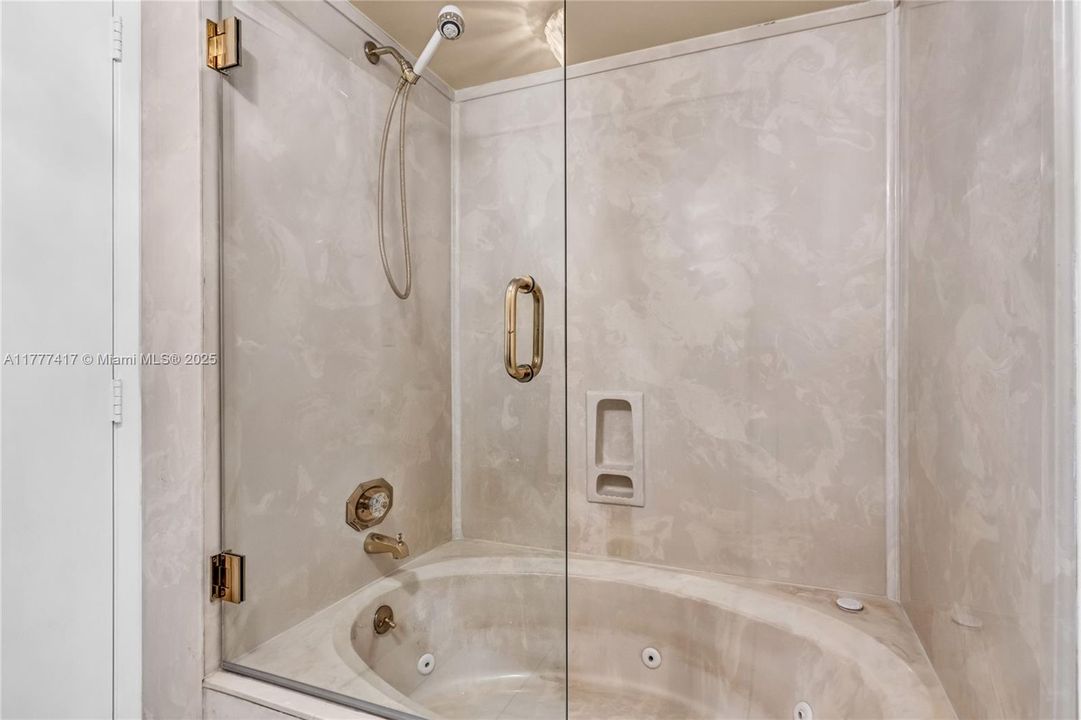 На продажу: $425,000 (2 спален, 1 ванн, 1250 Квадратных фут)