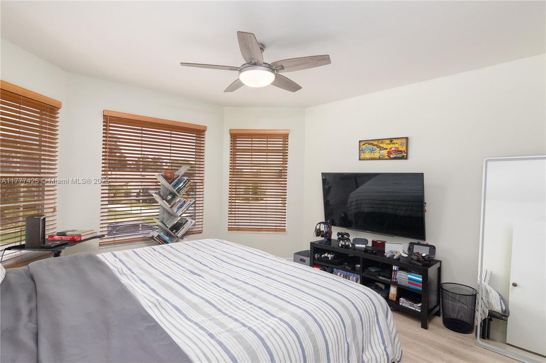 Под контрактом: $750,000 (4 спален, 2 ванн, 2230 Квадратных фут)