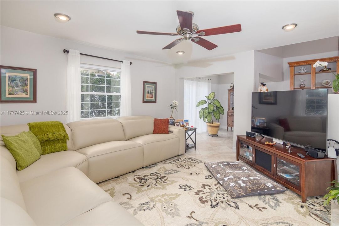 Под контрактом: $750,000 (4 спален, 2 ванн, 2230 Квадратных фут)