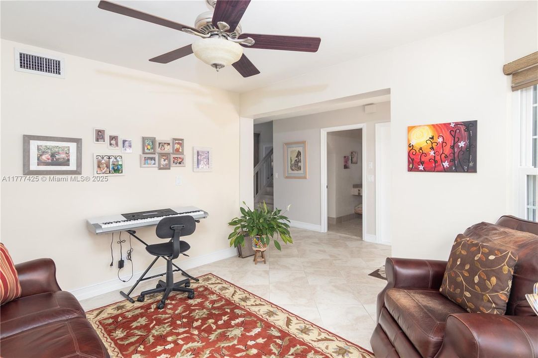 Под контрактом: $750,000 (4 спален, 2 ванн, 2230 Квадратных фут)