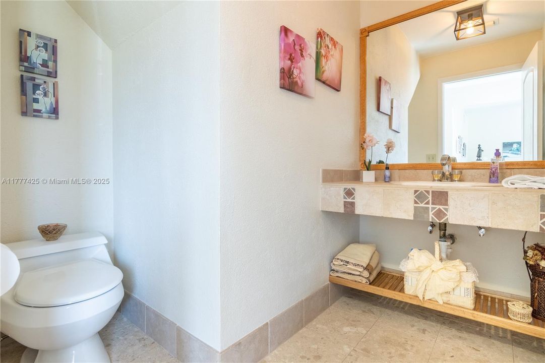 Под контрактом: $750,000 (4 спален, 2 ванн, 2230 Квадратных фут)