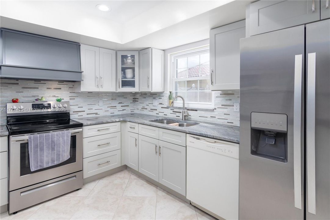 Под контрактом: $750,000 (4 спален, 2 ванн, 2230 Квадратных фут)