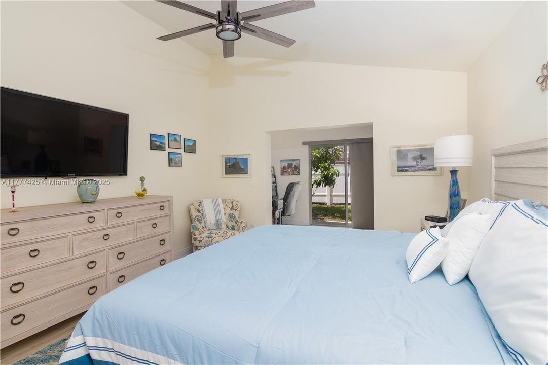 Под контрактом: $750,000 (4 спален, 2 ванн, 2230 Квадратных фут)