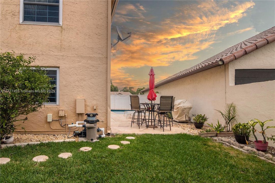 Под контрактом: $750,000 (4 спален, 2 ванн, 2230 Квадратных фут)