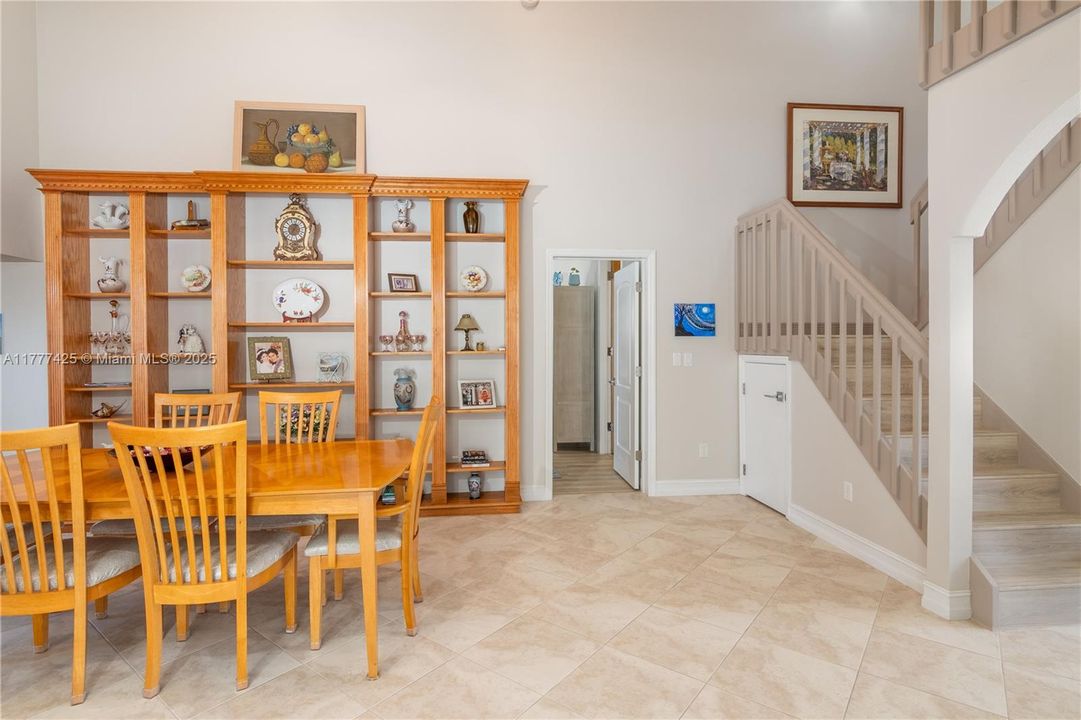 Под контрактом: $750,000 (4 спален, 2 ванн, 2230 Квадратных фут)