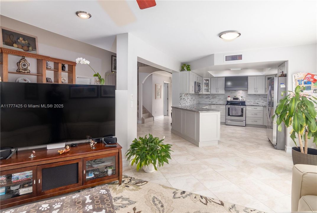 Под контрактом: $750,000 (4 спален, 2 ванн, 2230 Квадратных фут)