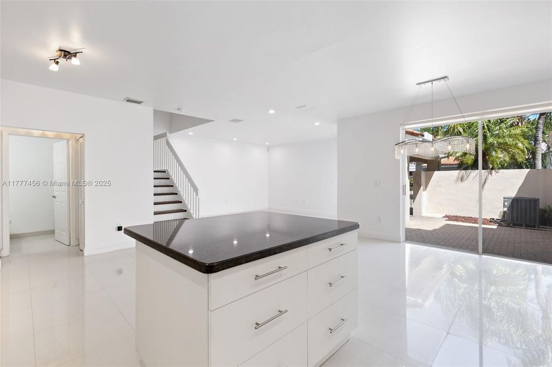 最近租的: $4,000 (3 贝兹, 2 浴室, 1748 平方英尺)