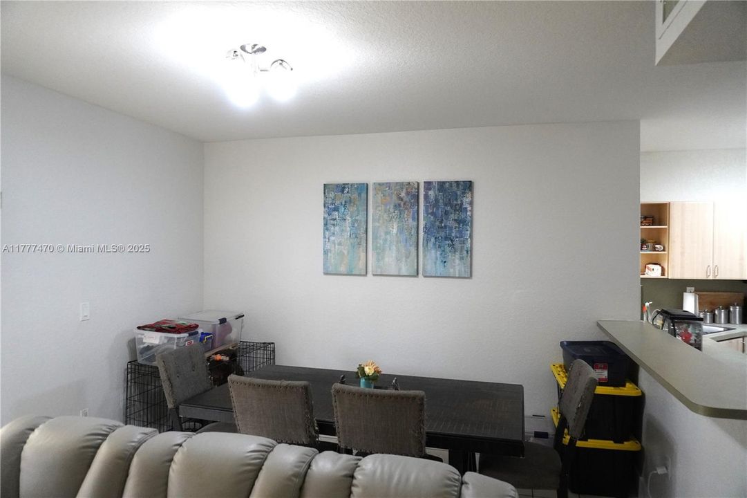 Recently Sold: $349,000 (3 beds, 2 baths, 1527 Square Feet)