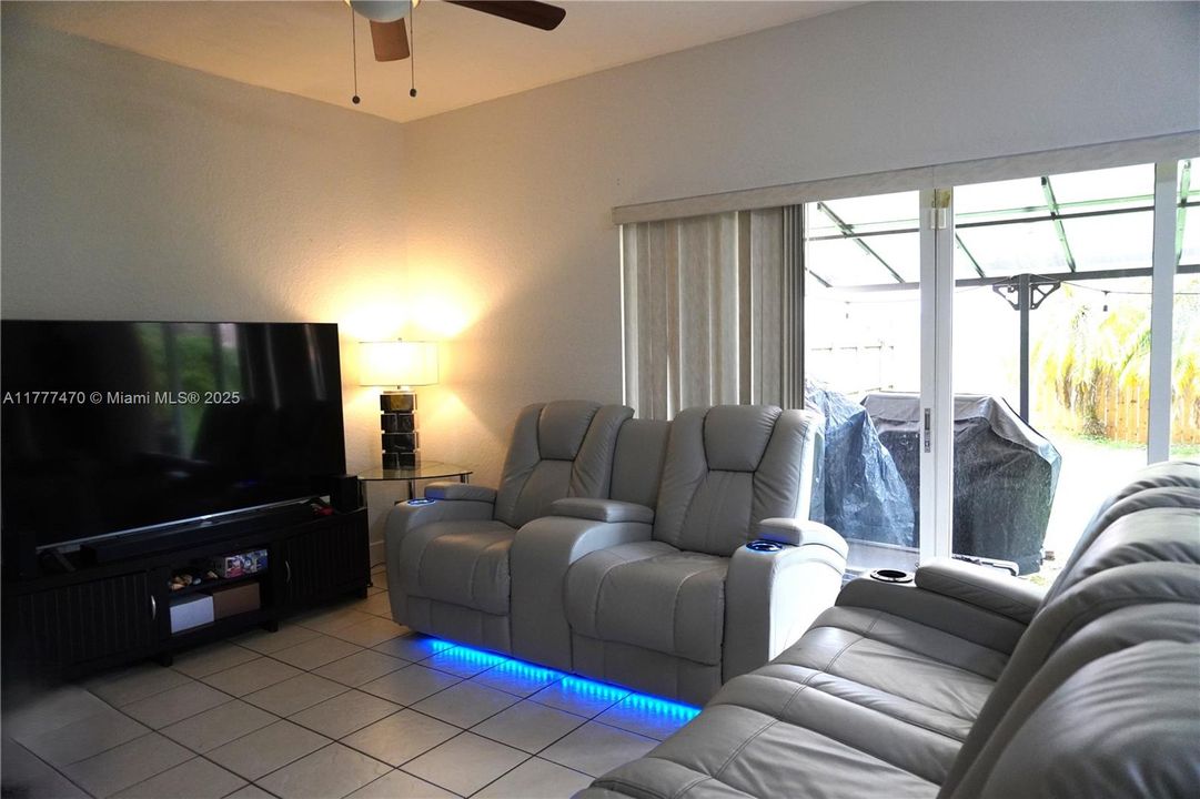 Recently Sold: $349,000 (3 beds, 2 baths, 1527 Square Feet)