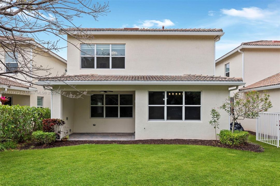 Недавно продано: $799,000 (4 спален, 3 ванн, 2220 Квадратных фут)