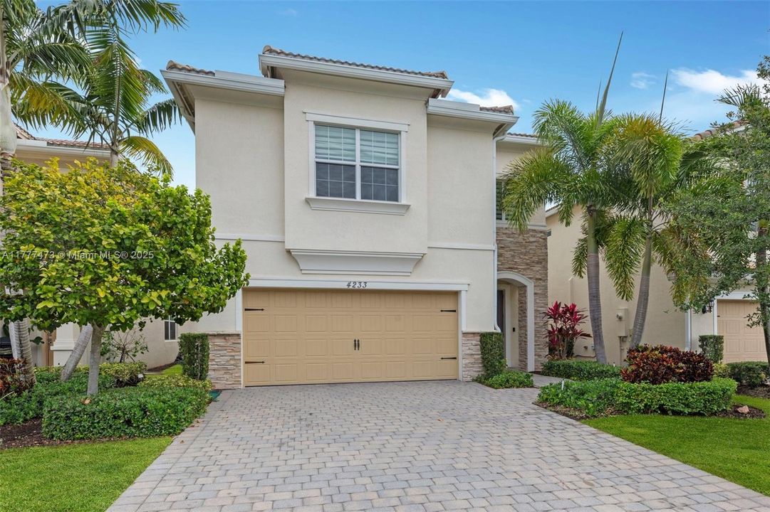 Недавно продано: $799,000 (4 спален, 3 ванн, 2220 Квадратных фут)