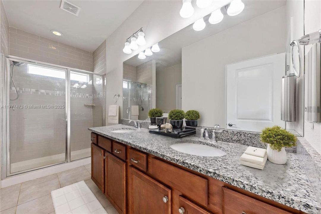 Недавно продано: $799,000 (4 спален, 3 ванн, 2220 Квадратных фут)