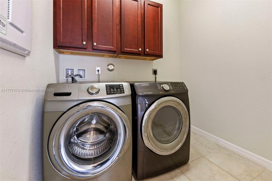 Недавно продано: $799,000 (4 спален, 3 ванн, 2220 Квадратных фут)