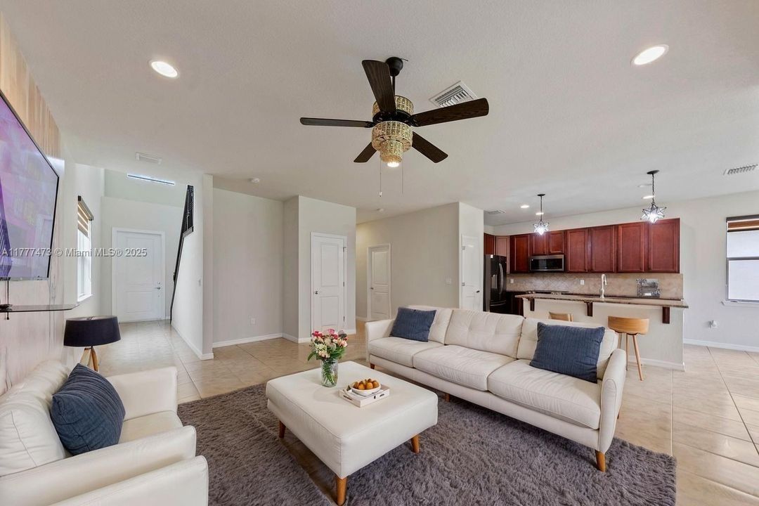 Недавно продано: $799,000 (4 спален, 3 ванн, 2220 Квадратных фут)