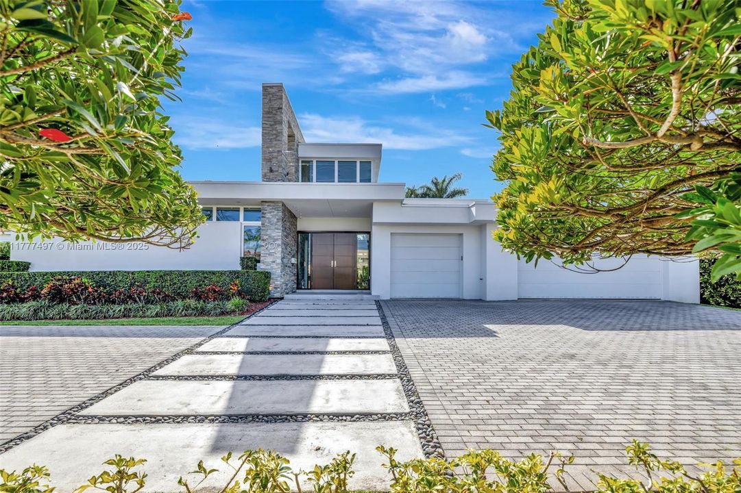 For Sale: $4,499,000 (5 beds, 5 baths, 4083 Square Feet)