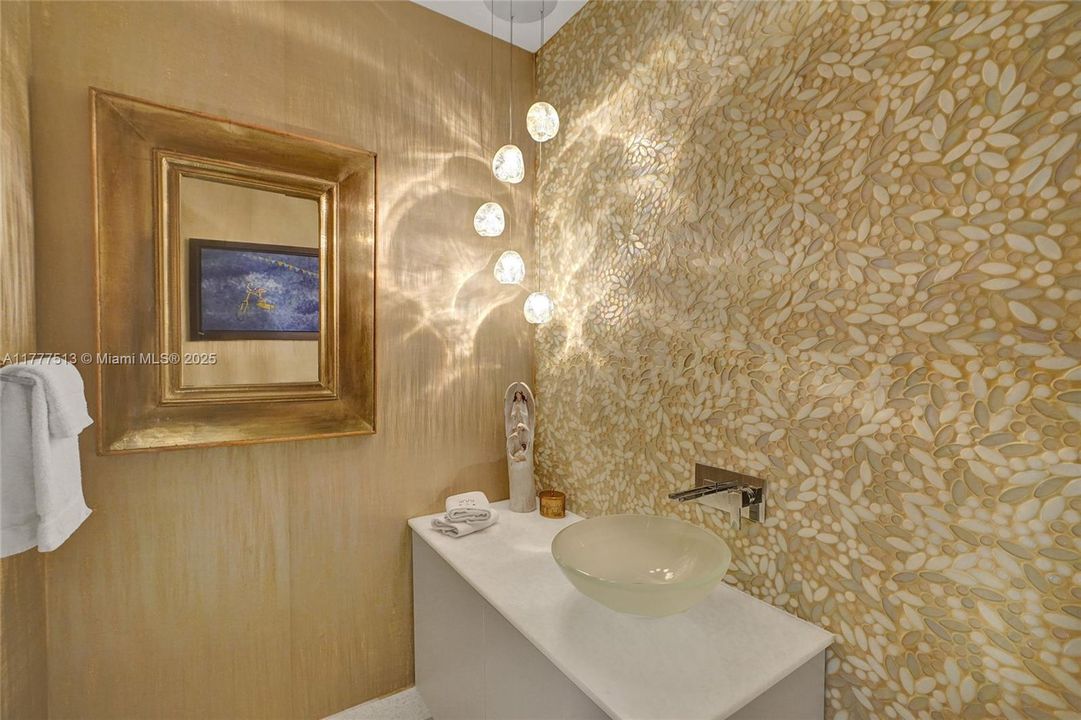 Recently Sold: $2,999,900 (3 beds, 3 baths, 2345 Square Feet)