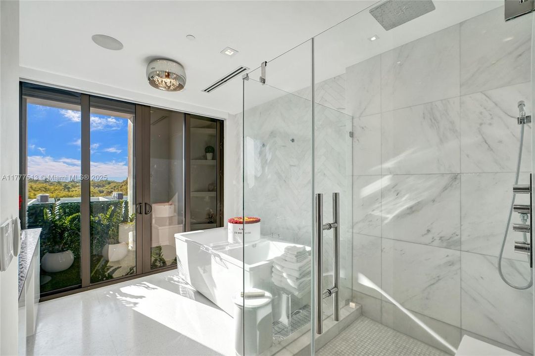 Recently Sold: $2,999,900 (3 beds, 3 baths, 2345 Square Feet)