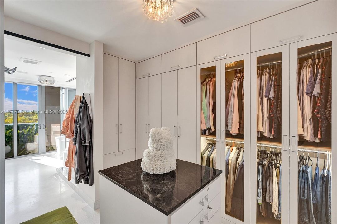 Recently Sold: $2,999,900 (3 beds, 3 baths, 2345 Square Feet)