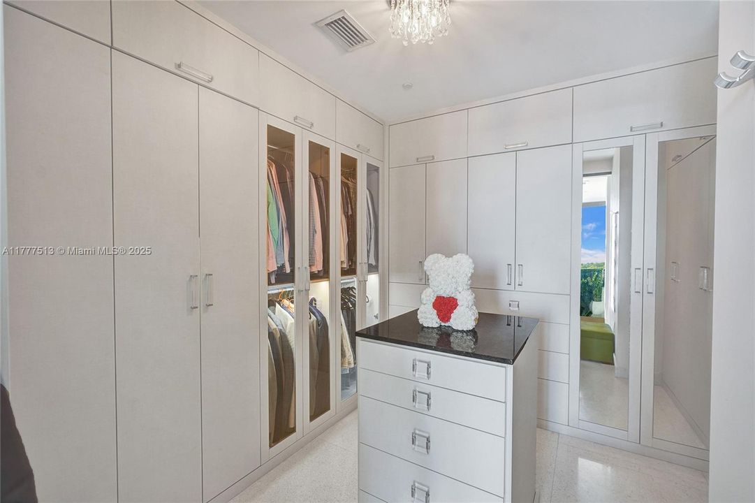 Recently Sold: $2,999,900 (3 beds, 3 baths, 2345 Square Feet)