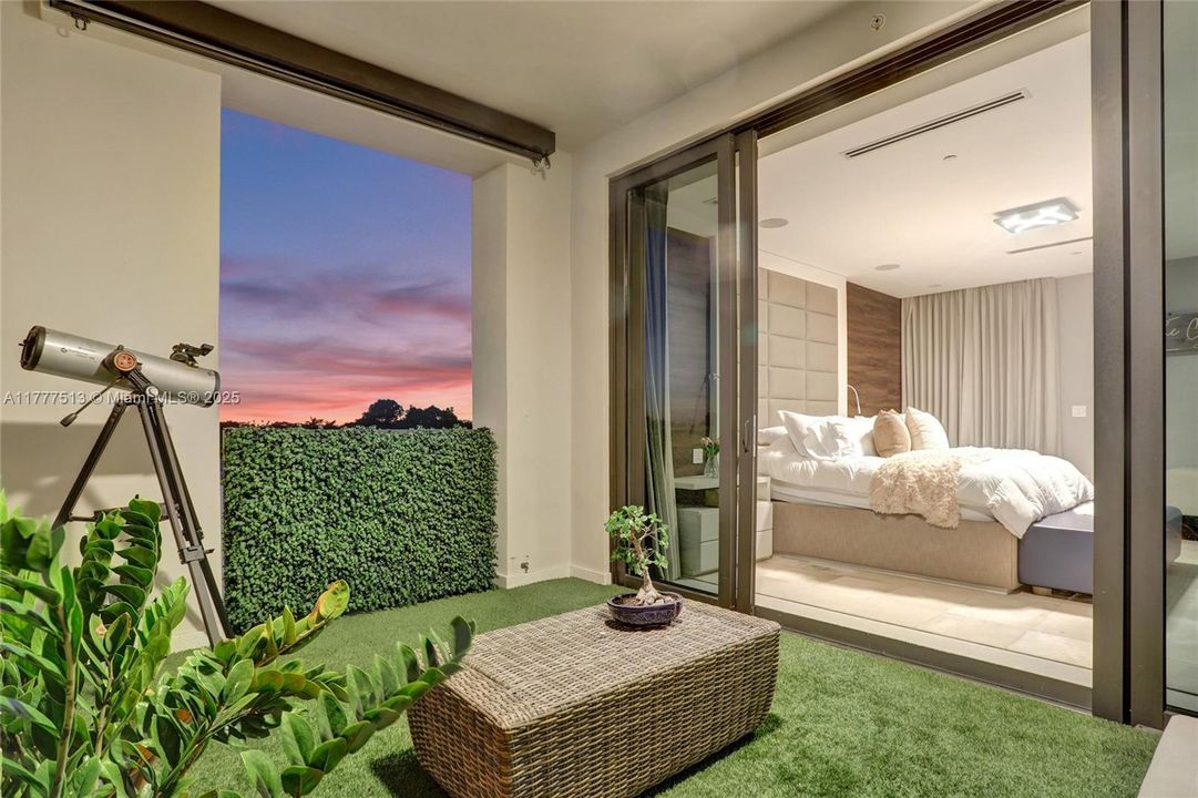 Recently Sold: $2,999,900 (3 beds, 3 baths, 2345 Square Feet)