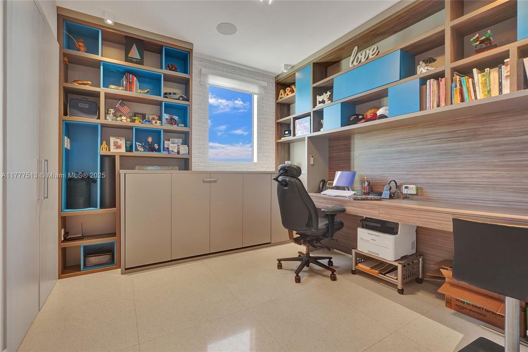 Recently Sold: $2,999,900 (3 beds, 3 baths, 2345 Square Feet)