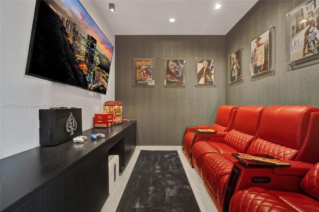 Recently Sold: $2,999,900 (3 beds, 3 baths, 2345 Square Feet)