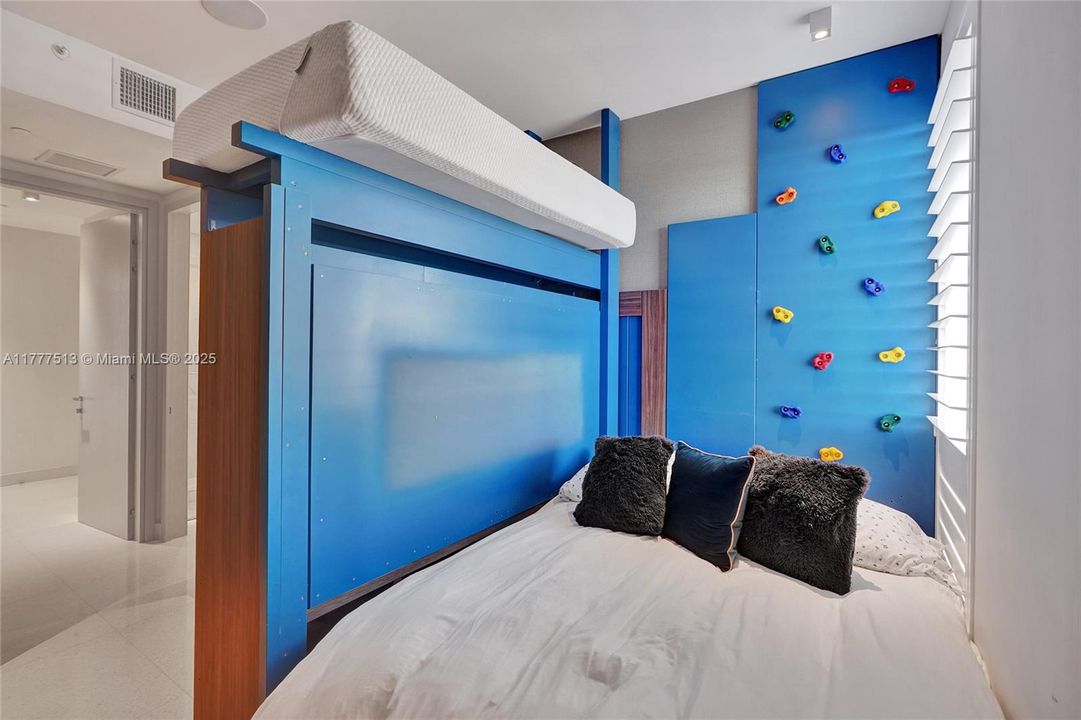 Recently Sold: $2,999,900 (3 beds, 3 baths, 2345 Square Feet)