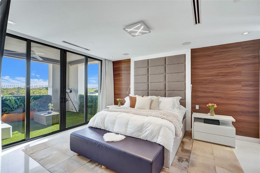 Recently Sold: $2,999,900 (3 beds, 3 baths, 2345 Square Feet)