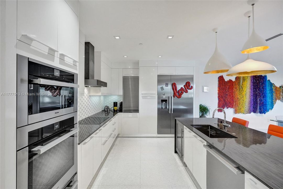 Recently Sold: $2,999,900 (3 beds, 3 baths, 2345 Square Feet)