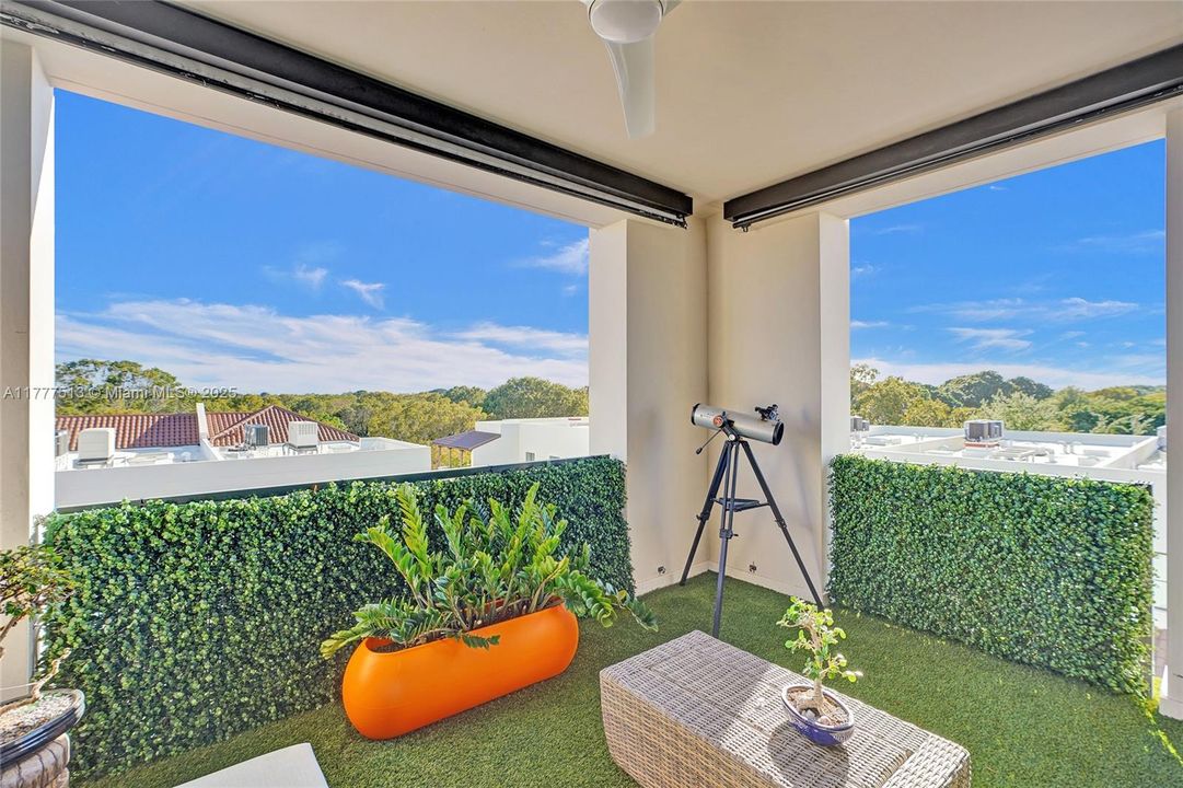 Recently Sold: $2,999,900 (3 beds, 3 baths, 2345 Square Feet)