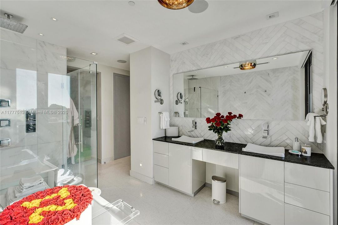 Recently Sold: $2,999,900 (3 beds, 3 baths, 2345 Square Feet)