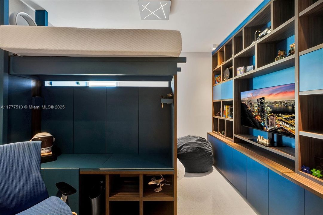 Recently Sold: $2,999,900 (3 beds, 3 baths, 2345 Square Feet)