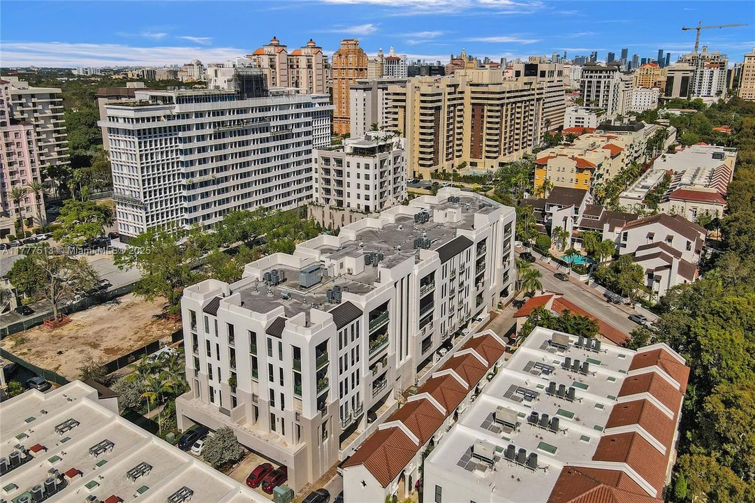 Recently Sold: $2,999,900 (3 beds, 3 baths, 2345 Square Feet)