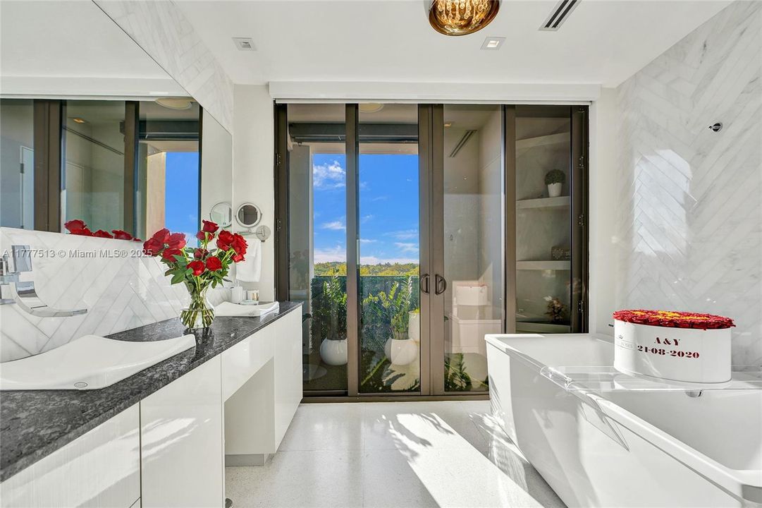 Recently Sold: $2,999,900 (3 beds, 3 baths, 2345 Square Feet)