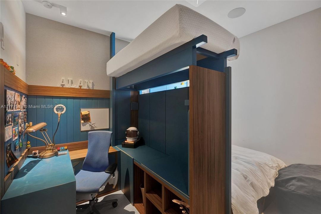 Recently Sold: $2,999,900 (3 beds, 3 baths, 2345 Square Feet)