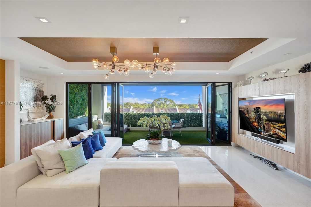 Recently Sold: $2,999,900 (3 beds, 3 baths, 2345 Square Feet)