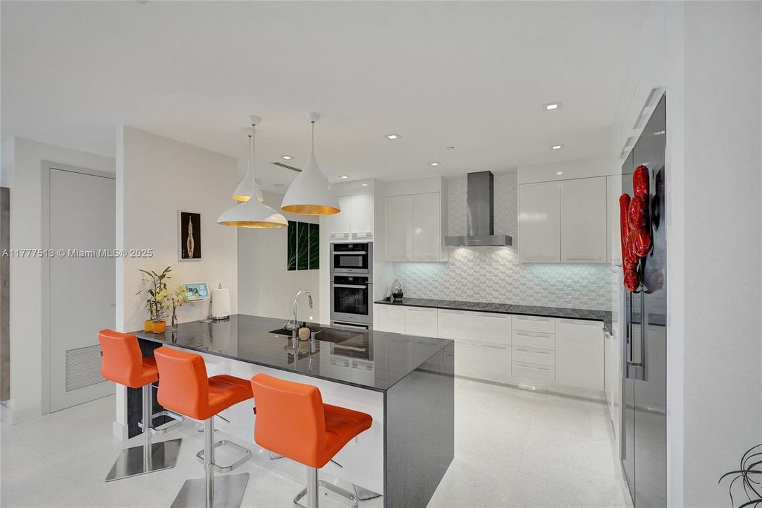 Recently Sold: $2,999,900 (3 beds, 3 baths, 2345 Square Feet)