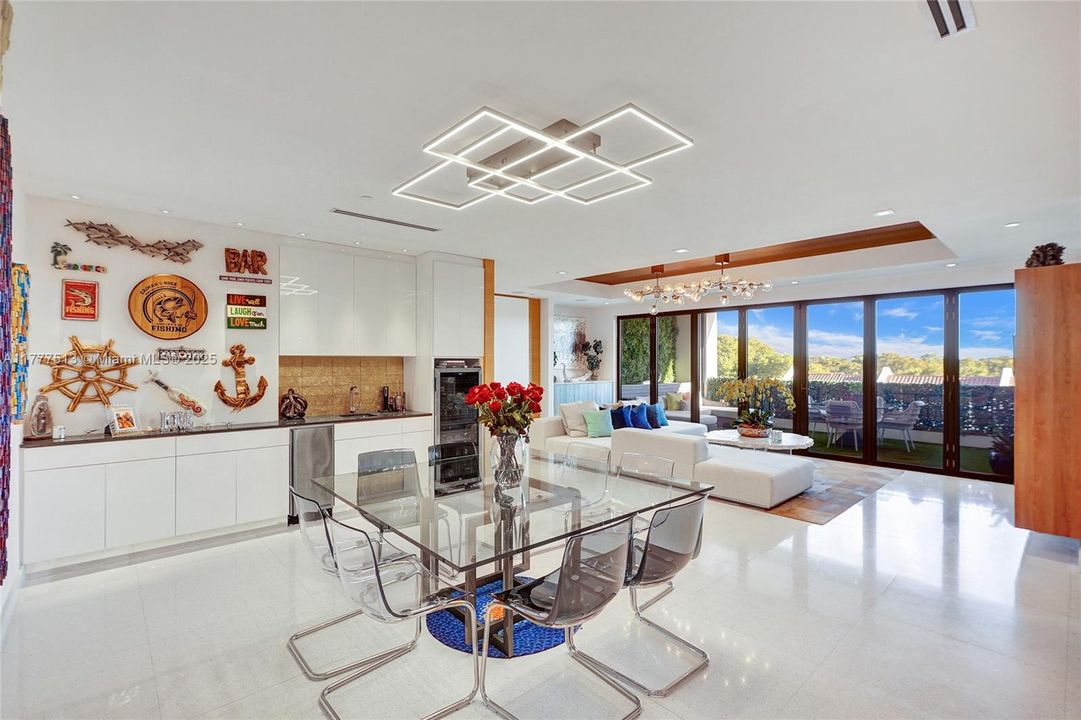 Recently Sold: $2,999,900 (3 beds, 3 baths, 2345 Square Feet)