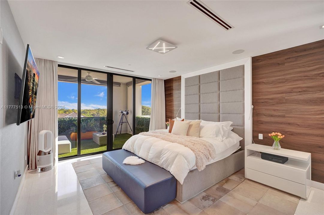 Recently Sold: $2,999,900 (3 beds, 3 baths, 2345 Square Feet)